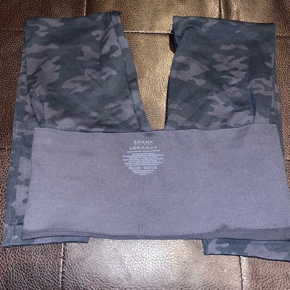 SPANX Seamless Camo Leggings - size Lg - Picture 2 of 5